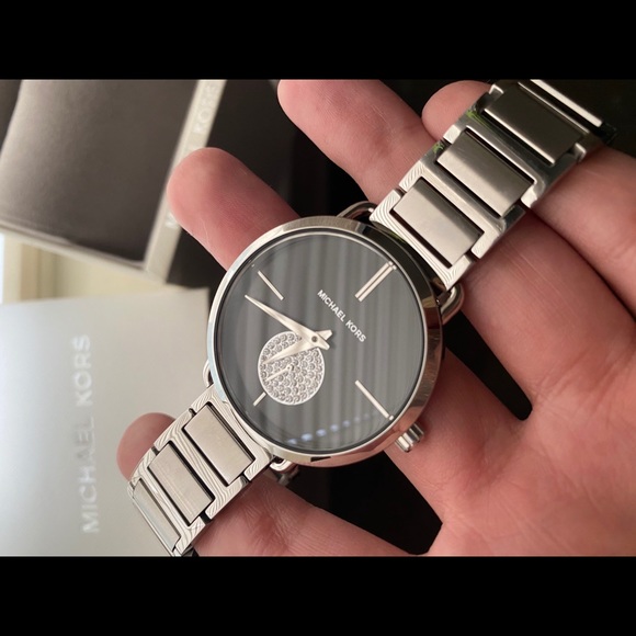 Women’s MK watch - Picture 4 of 4